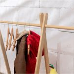 Montessori Ahşap Askılık – Doğal Ahşap Raflı Çocuk Askılığı