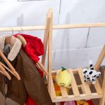 Montessori Ahşap Askılık – Doğal Ahşap Raflı Çocuk Askılığı